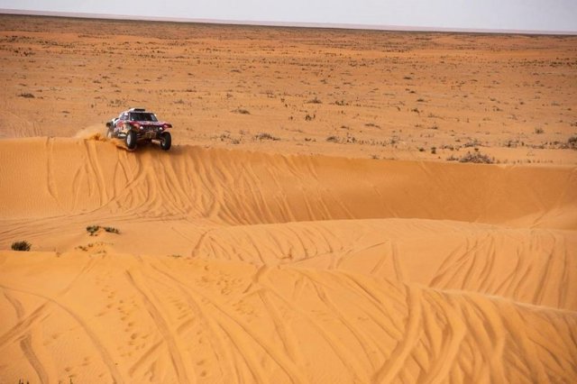 Carlos Sainz sobre las dunas del Dakar