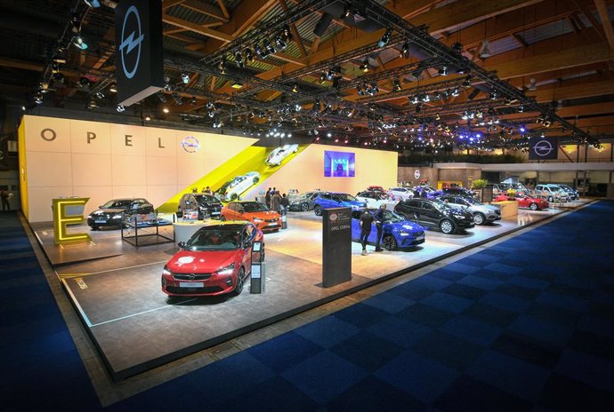 Expositor de Opel en el Salón de Bruselas.