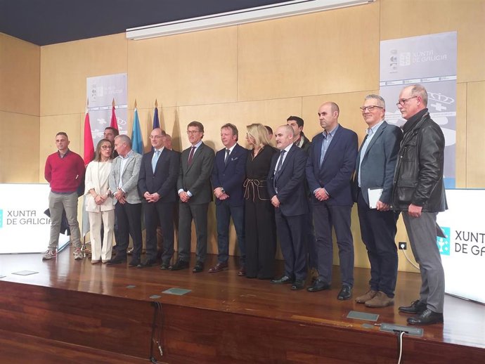 El presidente de la Xunta, Alberto Núñez Feijóo; la conselleira Ethel Vázquez; y la delegada territorial, Corina Porro; con representantes del sector del taxi y de las VTC de Galicia, tras presentar el acuerdo para la precontratación de 15 minutos.