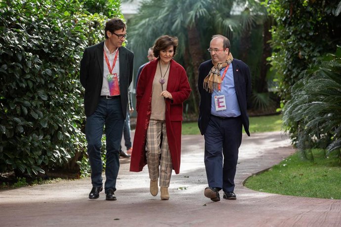 (I-D) El Secretario de organización del PSC, Salvador Illa, la vicepresidenta en funciones, Carmen Calvo, y el primer Secretario del PSC, Miquel Iceta.