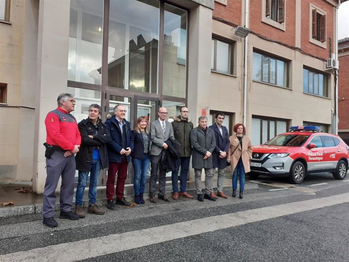 Parlamentarios junto a responsables de Interior en su visita al Centro de Mando de Policía Foral y SOS Navarra