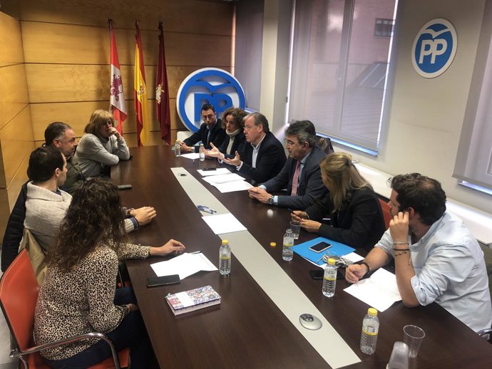 Reunión Con Alcaldes De Los Municipios Afectados Por El Caos Ferroviario Por Parte Del Presidente Del PP De León, Juan Martínez Majo, La Diputada Carmen González Guinda Y Los Senadores Antonio Silván Y Javier Santiago.