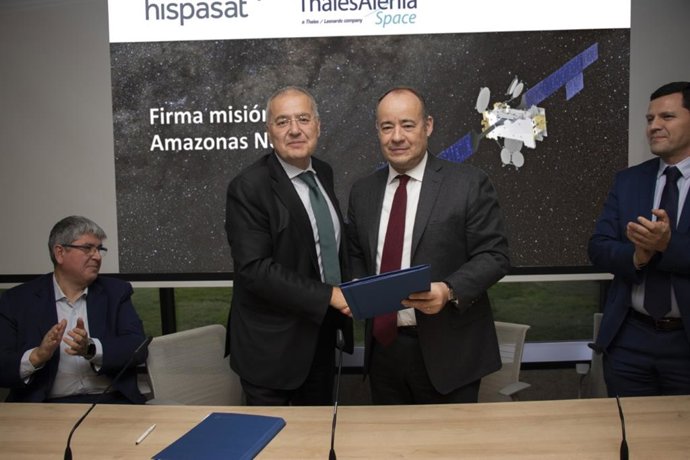 Antonio Abad (Hispasat), Miguel Ángel Panduro (Hispasat), Jean Loc Galle (Thales Alenia Space) y Eduardo Bellido (Thales Alenia Space) en la firma del contrato entre Hispasat y Thales Alenia Space