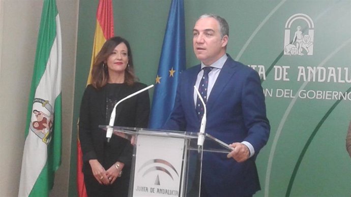 El consejero de la Presidencia, Elías Bendido, durante la rueda de prensa