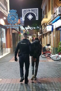 Un agente de la Policía Nacional detiene a un hombre en Dos Hermanas (Sevilla).