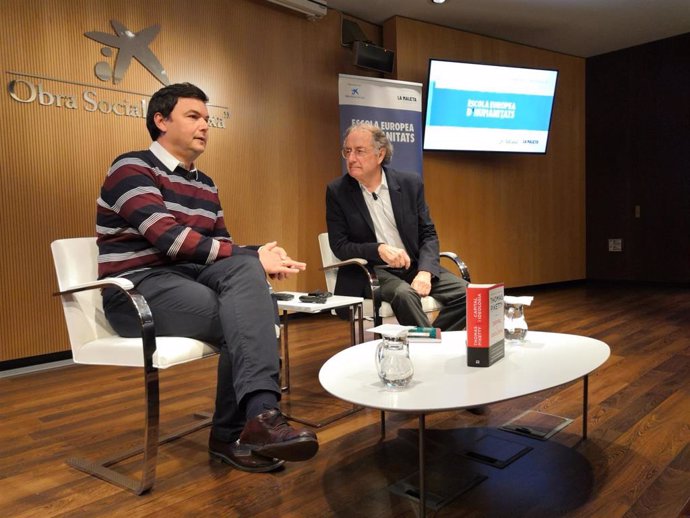 El economista Thomas Piketty y el director de la Escuela Europea de Humanidades, Josep Ramoneda