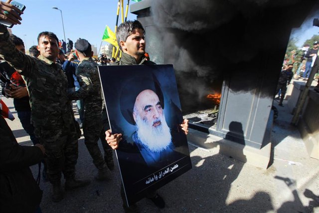 Al Sistani says the political crisis in Iraq created the conditions for the recent attacks by the US and Iran Imagen del principal clérigo chií de Irak, Alí al Sistani