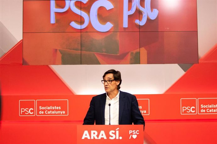 El secretario del Área de Organización del PSC, Salvador Illa, ofrece declaraciones a los medios de comunicación durante la noche electoral del 10N en la sede del PSC de Barcelona (Catalunya, España)
