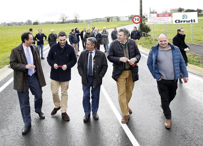 Revilla inaugura las obras de la carretera Pontones-Suesa