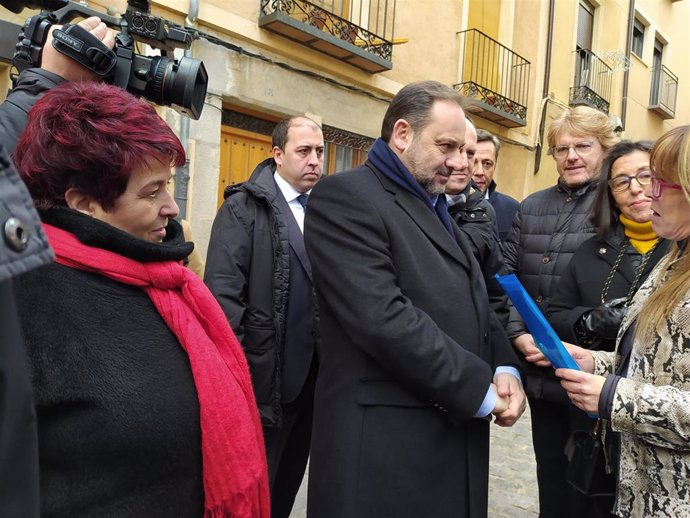 José Luis Ábalos, con miembros de la plataforma por la gratuidad de la AP-6.