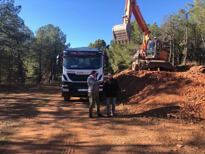 El diputado de la DPT, José Sancho, junto al alcalde de Burbáguena, Joaquín Peribáñez, en la visita a los trabajos en esta localidad.