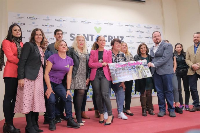 La alcaldesa de Santa Cruz de Tenerife, Patricia Hernández, en la entrega del cheque a las ONG con la recaudación del espectáculo de Reyes