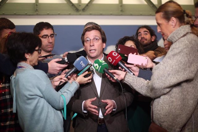 El alcalde de Madrid, José Luis Martínez-Almeida ofrece declaraciones a los medios de comunicación