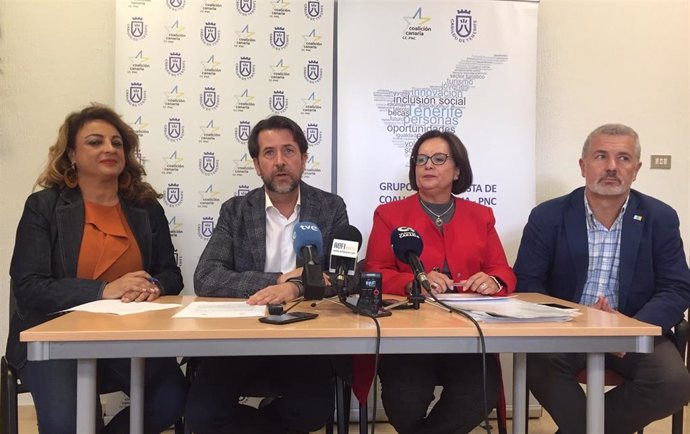 La diputada autonómica Cristina Valido, el portavoz insular, Carlos Alonso y la consejera Juana María Reyes, en rueda de prensa
