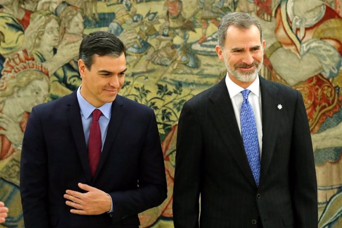 El presidente del Gobierno, Pedro Sánchez (izq) y el Rey Felipe VI (dech), posan juntos después de que Sánchez prometiera su cargo como presidente, en el Palacio de La Zarzuela /Madrid (España), a 8 de enero de 2020.