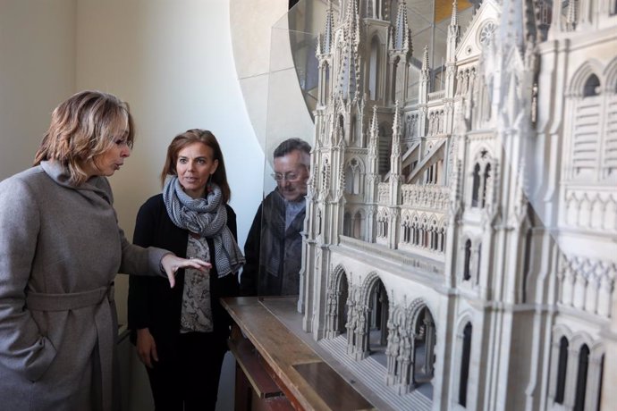 La directora el Museo de la Catedral de la Almudena, Cristina Terreros, muestra una de las maquetas del museo a la concejala delegada de Turismo del Ayuntamiento de Madrid, Almudena Maillo.