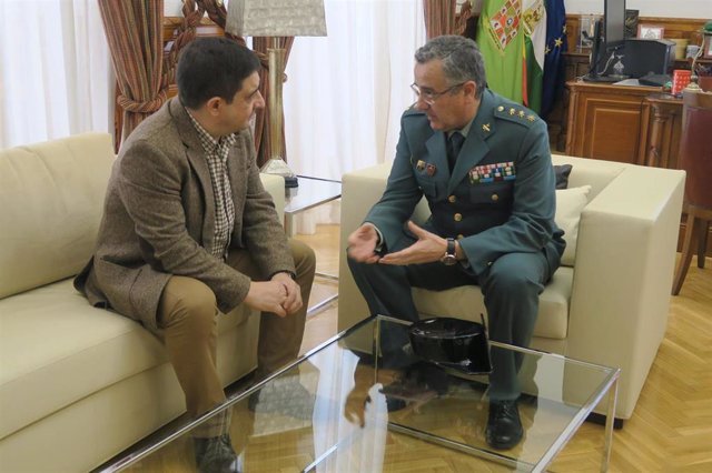 El presidente de la Diputación, Francisco Reyes, recibe al coronel de la Guardia Civil Luis Ortega