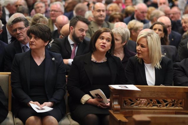 Arlene Foster, líder del DUP, y Mary Lou McDonald, líder del Sinn Feín