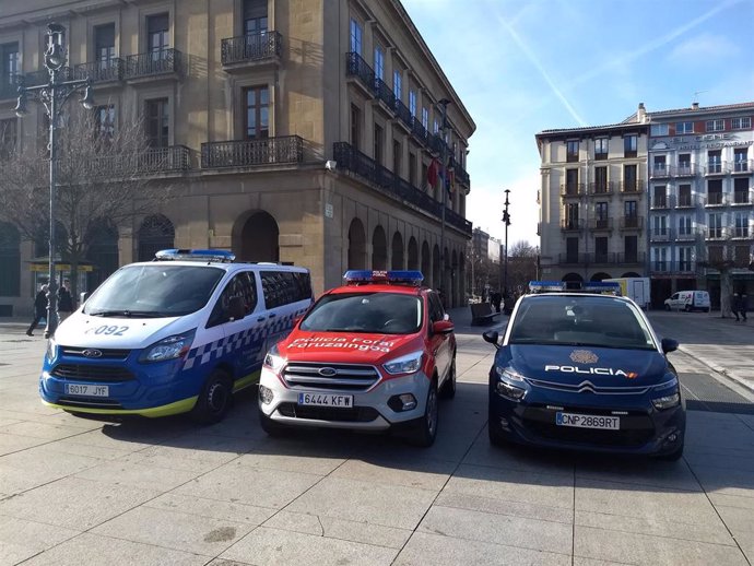 Vehículos de Policía Municipal de Pamplona, Policía Foral y Policía Nacional.
