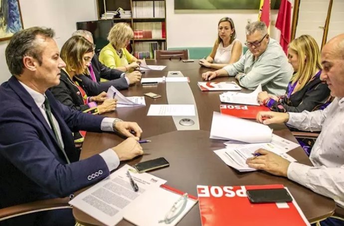 Miembros de las comisiones negociadoras de PRC y PSOE en el Parlamento de Cantabria. Imagen de una de las reuniones que mantuvieron en junio de 2019 para negociar el pacto de Gobierno