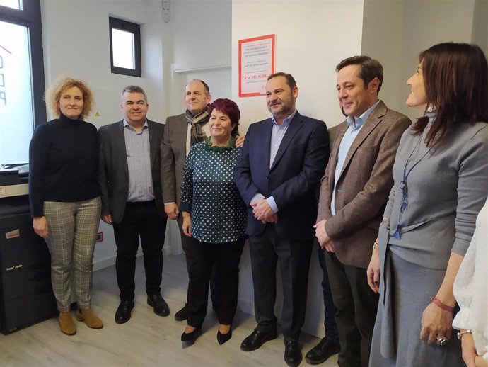 José Luis Ábalos, Luis Tudanca y la alcaldesa de Segovia, Clara Luquero, junto a miembros de la ejecutiva local del PSOE descubren la placa de la nueva sede.