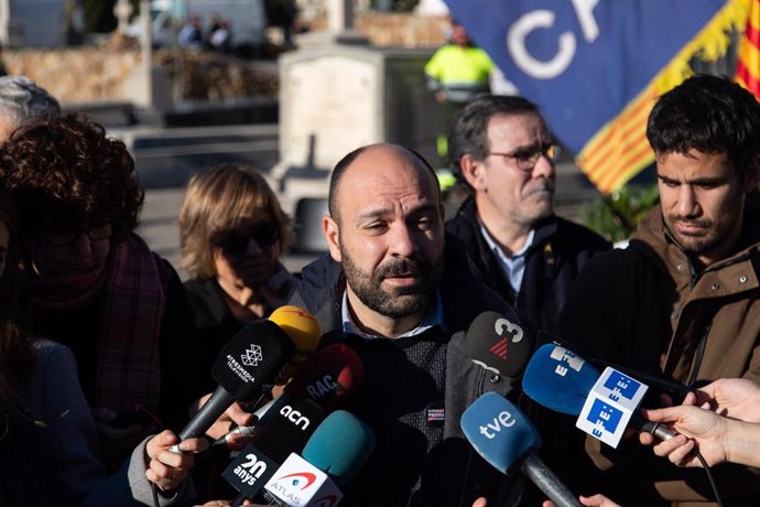 El vicepresidente de mnium Cultural, Marcel Mauri, realiza una declaración ante los medios de comunicación durante la ofrenda floral a la tumba de Francesc Maci, en Montjuic (Barcelona) a 25 de diciembre de 2019.