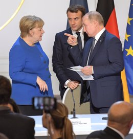 Imagen de una reunión entre el presidente de Rusia, Vladimir Putin, la canciller alemana, Angela Merkel, y el presidente de Francia, Emmanuel Macron.
