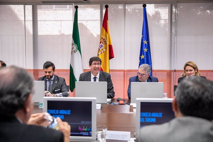 El vicepresidente de la Junta de Andalucía y consejero de Turismo, Regeneración, Justicia y Administración Local, Juan Marín, preside la reunión del Consejo Andaluz de Turismo.