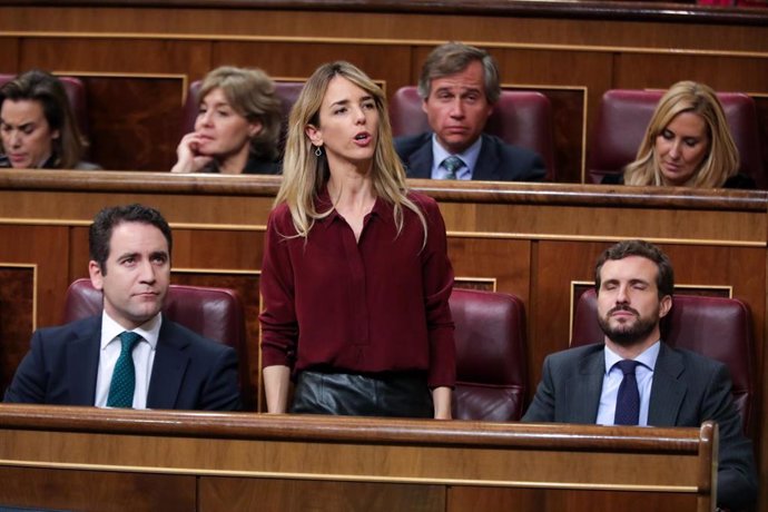La portavoz del Partido Popular en el Congreso, Cayetana Álvarez de Toledo, vota durante la segunda sesión del debate de investidura del candidato socialista a la Presidencia de Gobierno en la XIV Legislatura en Madrid (España), a 5 de enero de 2020.