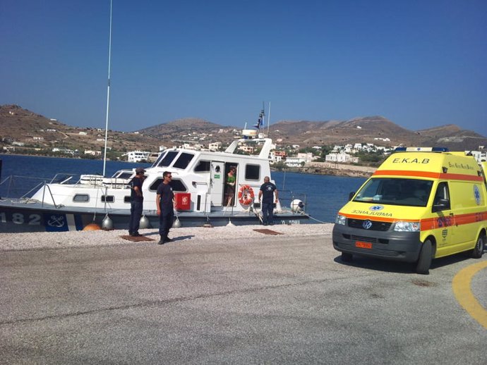 Embarcación patrullera de la Guardia Costera griega junto a una ambulancia