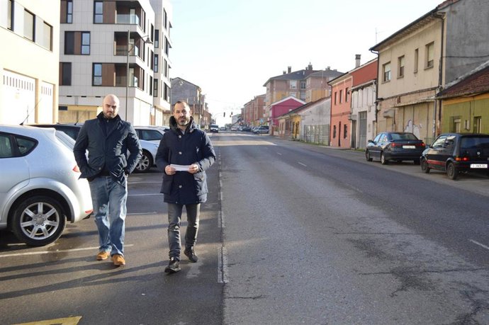 El alcalde de Siero, Ángel García, y el concejal de Seguridad Ciudadana, Víctor Villa, en Lugones.