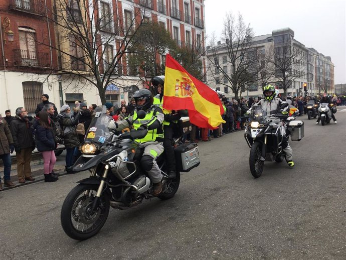 Las motos pasan por la acera recoletos durante el desfile de banderas