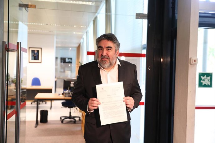 El portaveu adjunt del PSOE a l'Assemblea de Madrid, José Manuel Rodríguez Uribes, presenta un escrit en la Mesa de l'Assemblea per demanar al president que reconsideri el ple d'investidura.