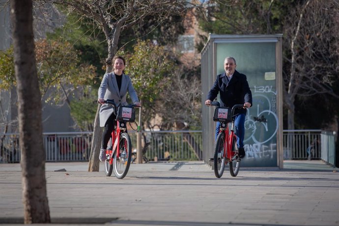 El primer tinent Alcalde de Barcelona, Jaume Collboni, i la tinent Alcalde d'Ecologia, Urbanisme i Infraestructures i Mobilidad, Janet Sanz, en la presentació de l'ampliació territorial del Bicing a Barcelona, 11 de gener del 2020.