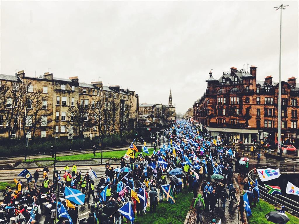 Unas 100.000 personas se manifiestan en Glasgow por el ...