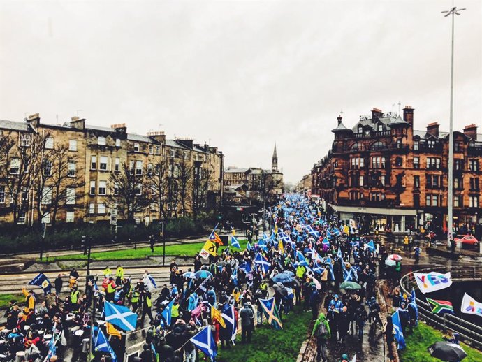 R.Unido.- Unas 100.000 personas se manifiestan en Glasgow por el "derecho a deci