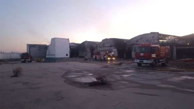 Sofocan un incendio en las naves de las antiguas instalaciones de Cárnicas Molina.