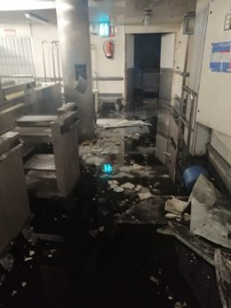 El techo de la cocina del Hospital del Gregorio Marañón de Madrid cae sobre el l