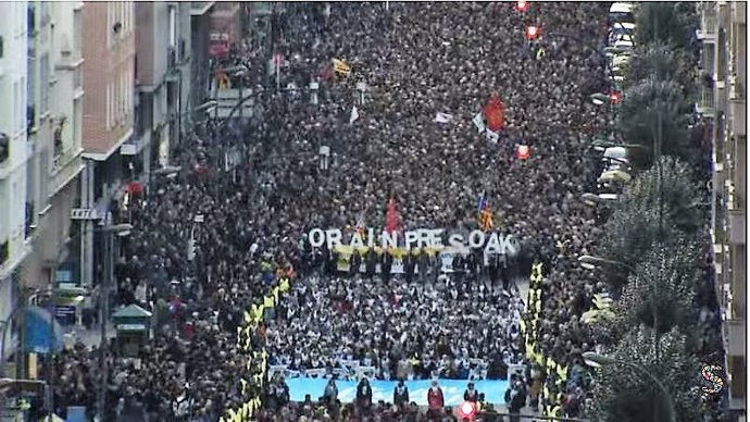 Miles de personas secundan la manifestación de la Red Ciudadana Sare en Bilbao para demandar un cambio en la política penitencia para los presos de ETA