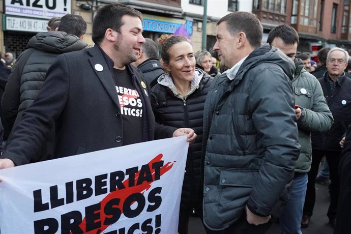 El coordinador general de EH Bildu, Arnaldo Otegi, la diputada de ERC, Núria Picas y el vicesecretario general de ERC, Isaac Peraire, en la manifestación por los derechos de los presos de ETA en Bilbao a 11 de enero de 2020