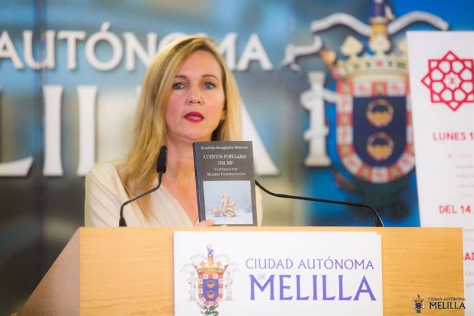 La consejera de Cultura, Elena Fernández, presentando la conferencia de Zoubida Boughaba.