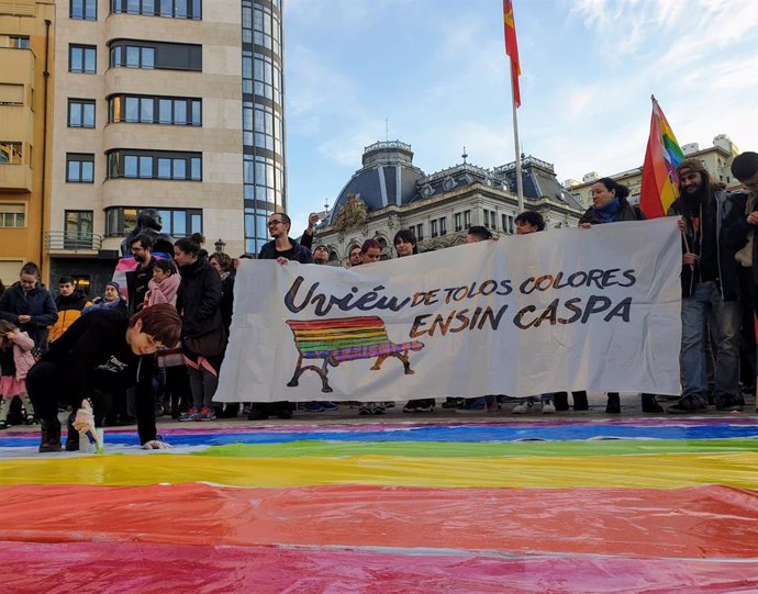 Manifestación para mantener los bancos arcoíris en la plaza de la Escandalera de Oviedo