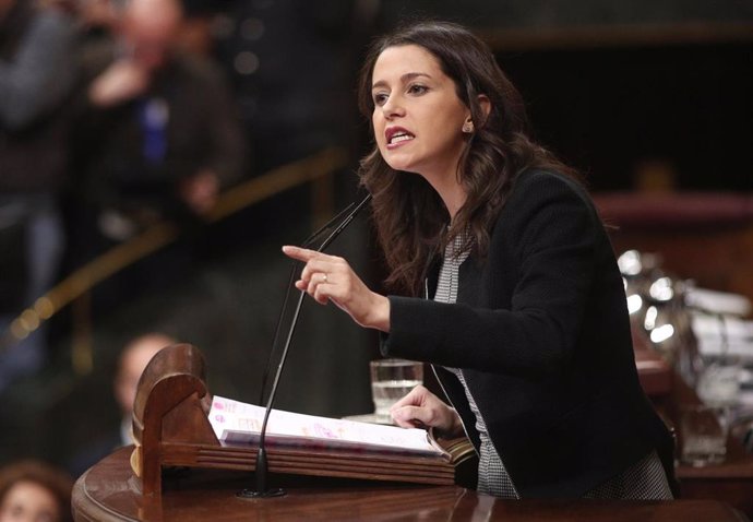 La portavoz parlamentaria de Ciudadanos, Inés Arrimadas, interviene en la segunda sesión de votación para la investidura del candidato socialista a la Presidencia del Gobierno en la XIV Legislatura, en Madrid (España), a 7 de enero de 2020.