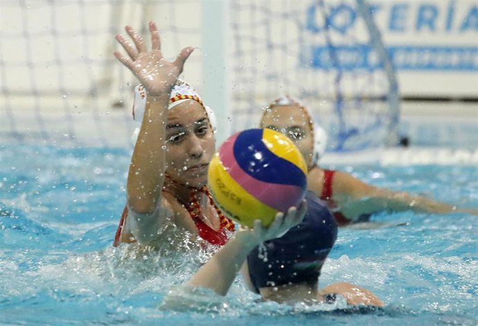 Paula Crespí, en un partido con la selección española de waterpolo.