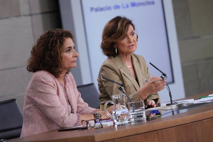 La futura portavoz del Gobierno y ministra de Haciencia, María Jesús Montero, y la vicepresidenta Carmen Calvo