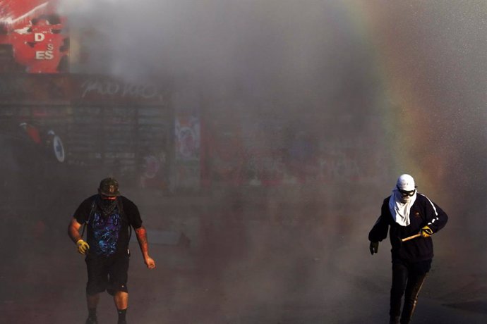 Chile.- Manifestantes en Chile lanzan gas lacrimógeno en una misa en la catedral