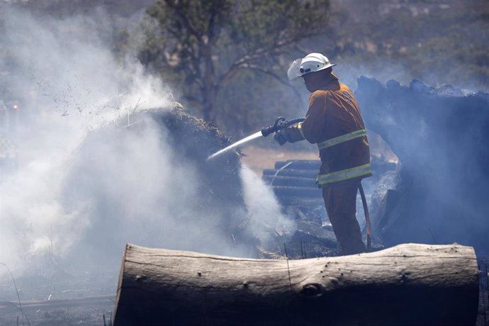 Imagen de un bombero sofocando el fuego en Australia.