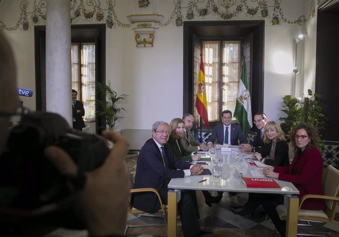 El presidente de la Junta de Andalucía, Juanma Moreno (c), junto a los consejeros de Presidencia, Elías Bendodo (3i); Empleo, Rocío Blanco (2i);  y el consejero de Economía, Rogelio Velasco (1i) ; preside la reunión de la Mesa de Diálogo Social integrad