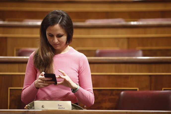 La portavoz adjunta de Unidos Podemos en el Congreso de los Diputados, Ione Belarra, consulta su móvil antes del comienzo de la sesión de control. 