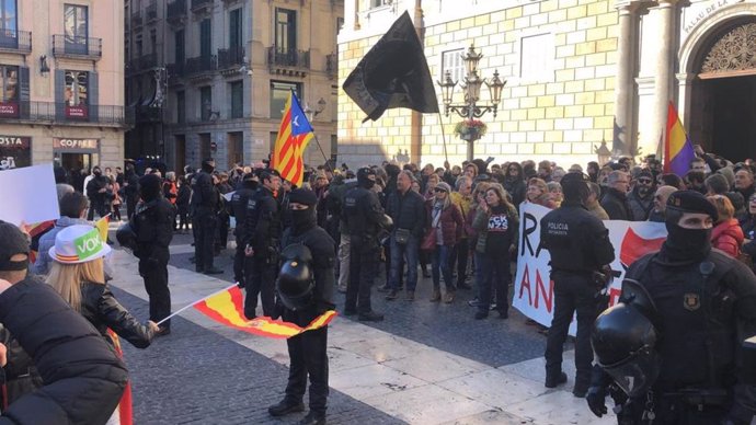 Un cordó policial separa una concentració de CDR i una manifestació de Vox